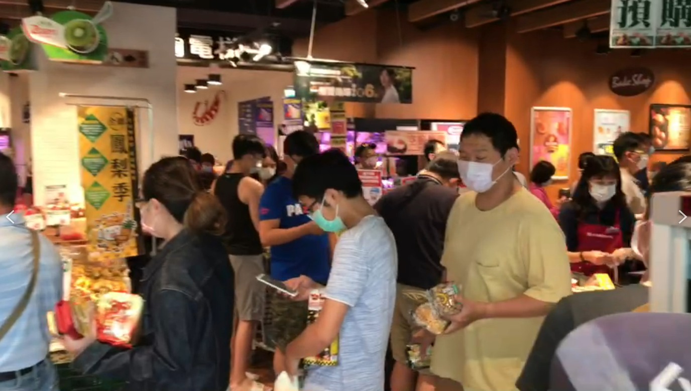 結帳隊伍包圍水果區貨架,民眾至少得排1個小時才能完成結帳。(圖/TVBS)