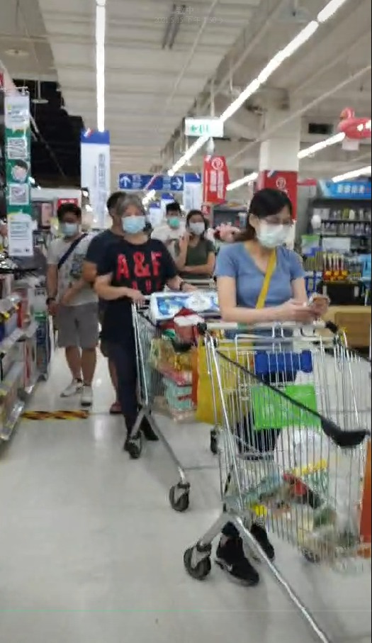 結帳人龍「落落長」,民眾找不到隊伍盡頭。(圖/TVBS)