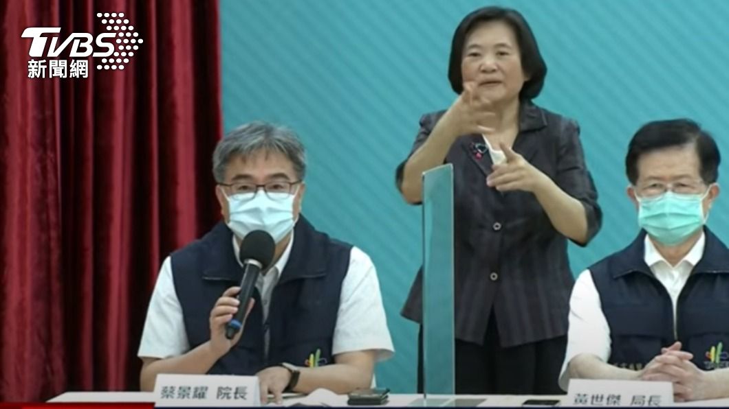 中興醫院院長(左)盼國民給醫護鼓勵。(圖/TVBS)