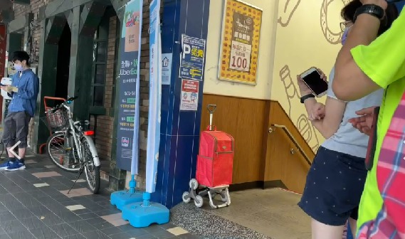 工作人員表示,民眾暫放在門口的買菜籃已經停放至少1個小時。(圖/TVBS)