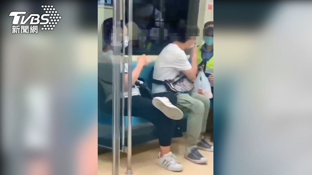 李姓男子與妻子遭站務員勸阻。(圖/TVBS)