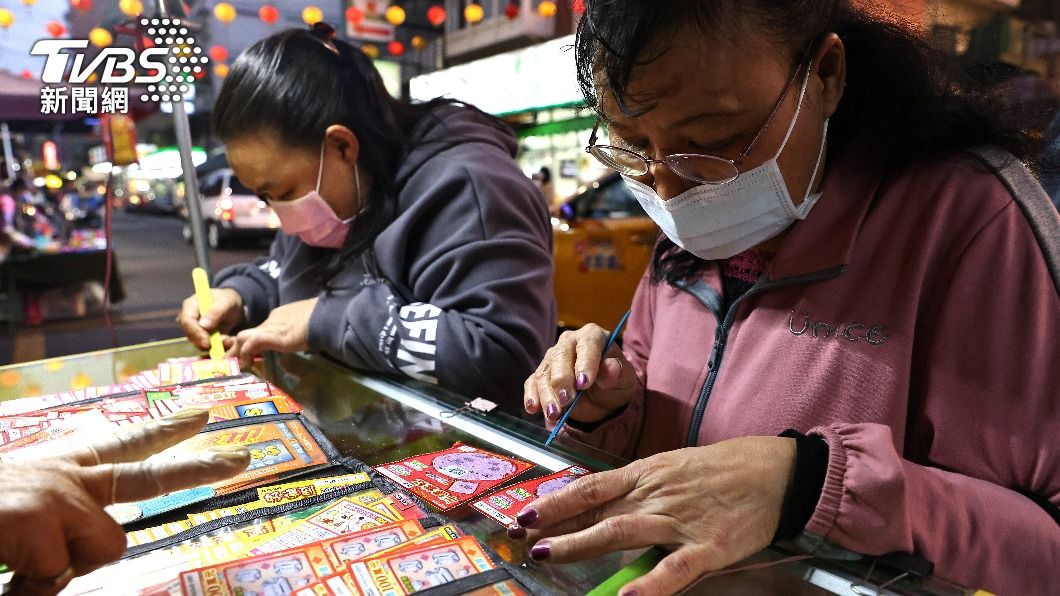 台灣也有相當多民眾喜歡偶爾購買刮刮樂及樂透彩「試手氣」。(圖/達志影像路透社)