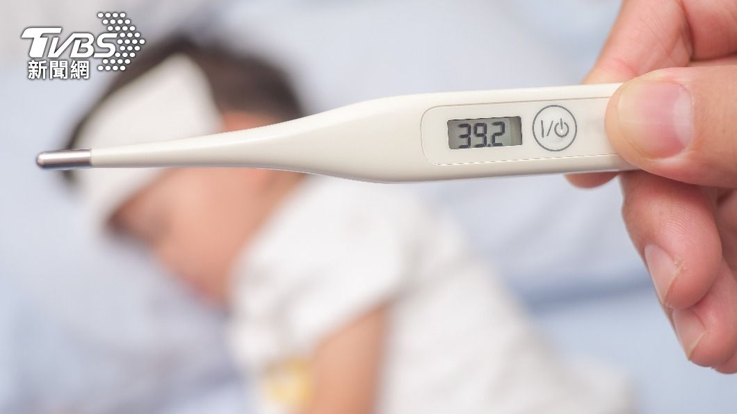 發燒為新冠肺炎典型症狀。（示意圖／shutterstock達志影像）