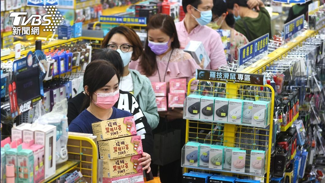 台灣疫情升溫，民眾搶購防疫物資。（圖／達志影像路透社）