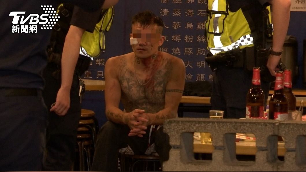 蔡姓男子帶槍吃熱炒打架。（圖／TVBS）