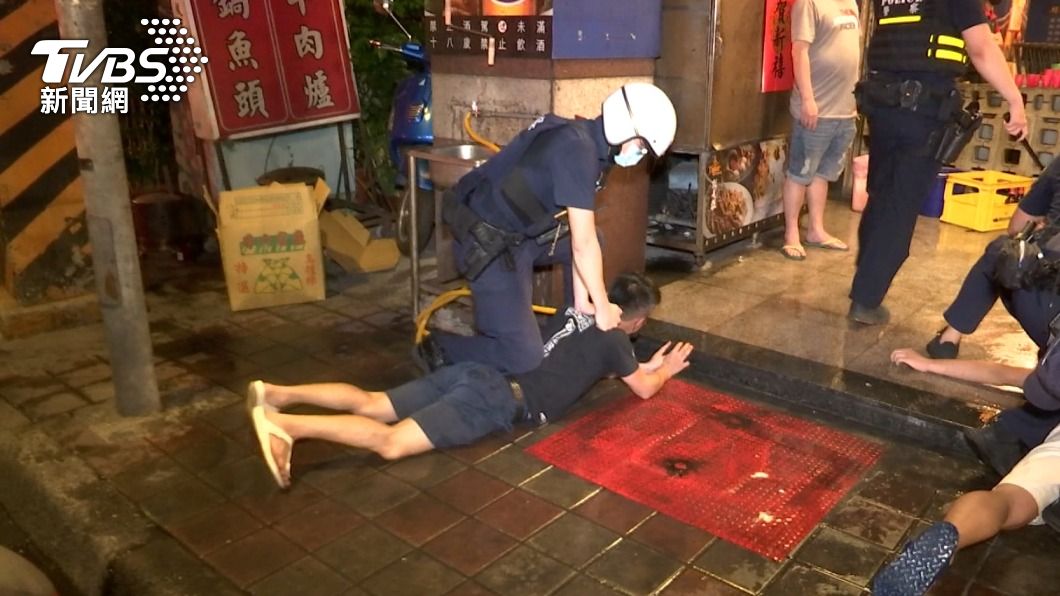 警方壓制酒客。（圖／TVBS）