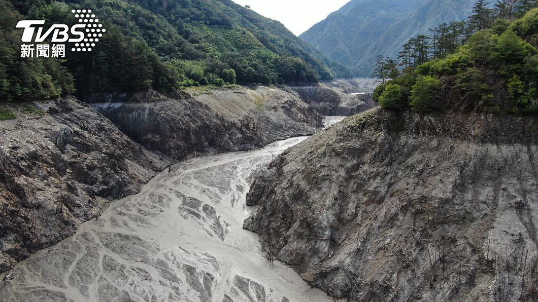 德基水庫水位跌破1325公尺 持續放水