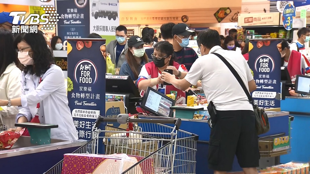 疫情升溫，民眾紛紛前往超市搶購。（圖／TVBS）