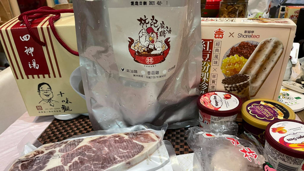 高嘉瑜曬冰箱存糧，被網友抓包麻油雞過期還煮來吃。（圖／翻攝自高嘉瑜臉書）
