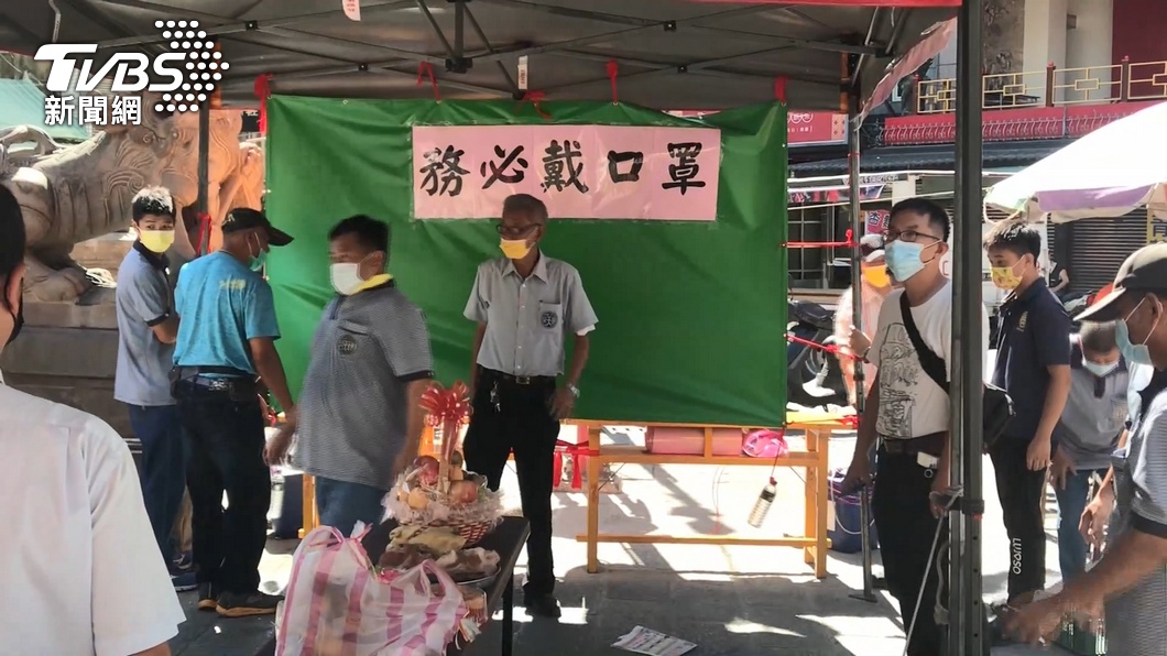 民眾只能在寺廟外參拜,且不可群聚。(圖/TVBS資料畫面)