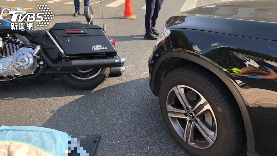 疑似轉彎車未禮讓直行車! 百萬休旅路口撞擊哈雷重機