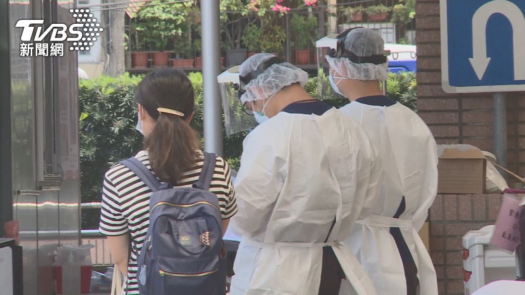 台灣新冠疫情出現轉折！本土確診破千例　首度超過境外移入