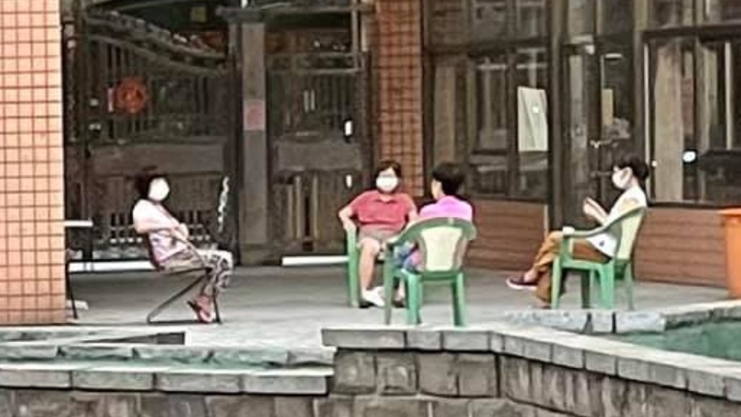 防疫教科書！社區阿姨「遠距聊天」群聚圍四方陣網讚爆