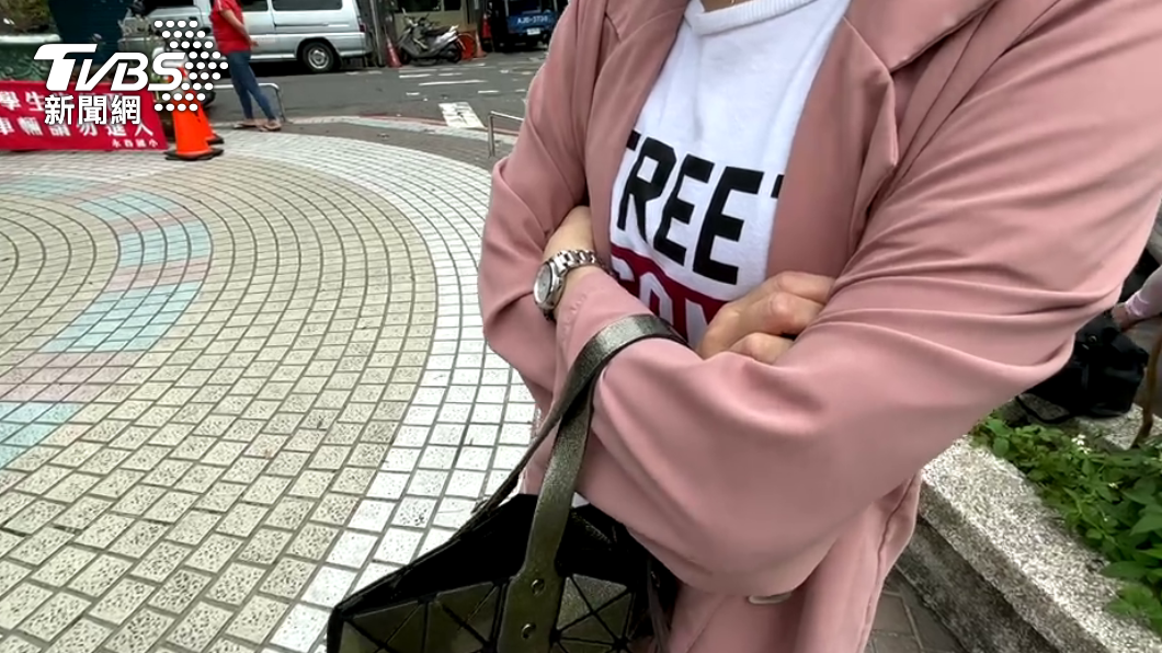 家長抱怨週一上午才臨時宣布要停課,雙薪家庭可能要商討怎麼輪流請無薪防疫假。(圖/TVBS)