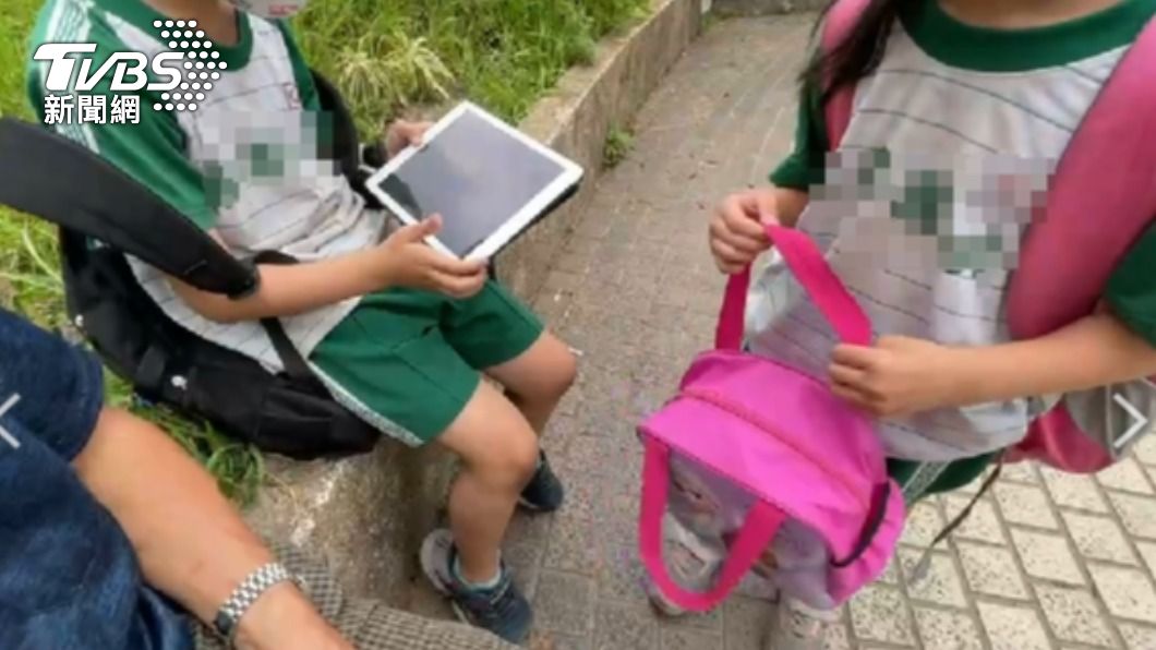 年紀較小的學生得自行操作。(圖/TVBS)