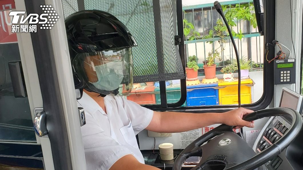 公車司機「自備安全帽」防疫裝備 上工賺錢喊:怕得要死