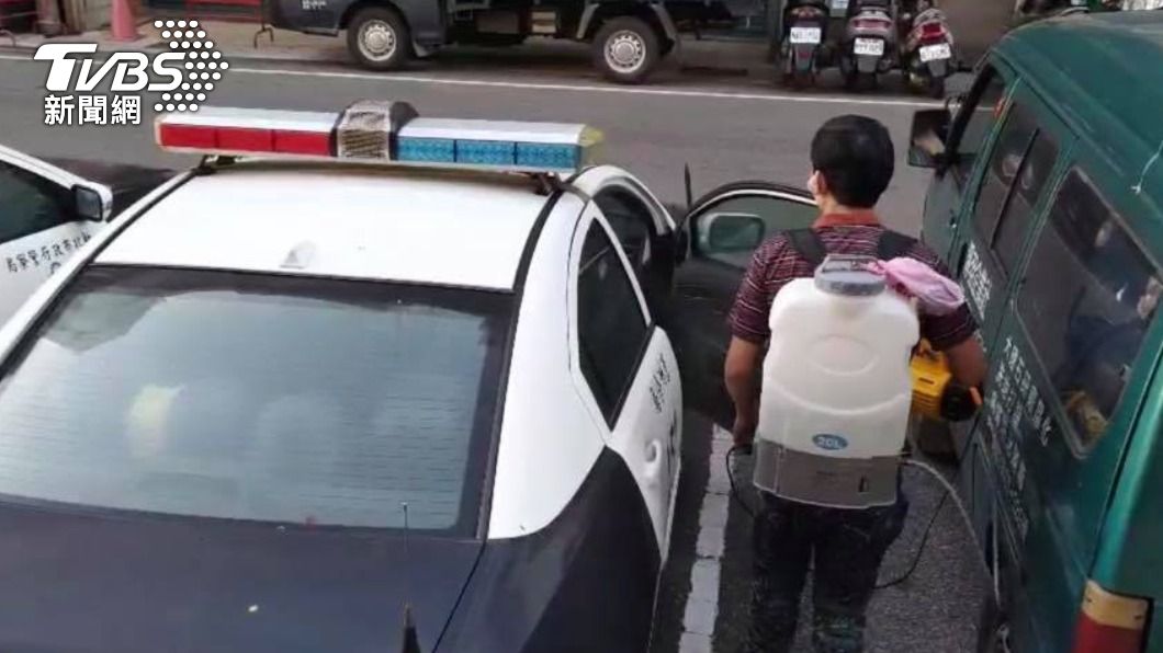 員警確診後旋即展開噴消。(圖/TVBS)