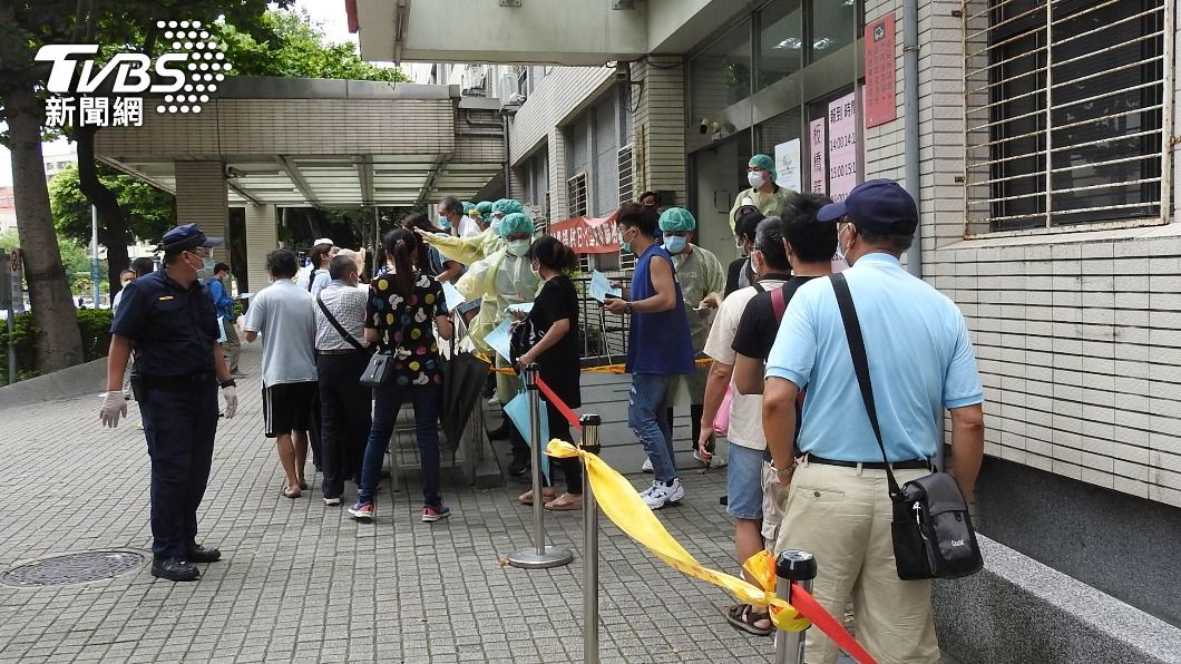 板橋篩檢站一早擠滿人 號碼牌提前發完
