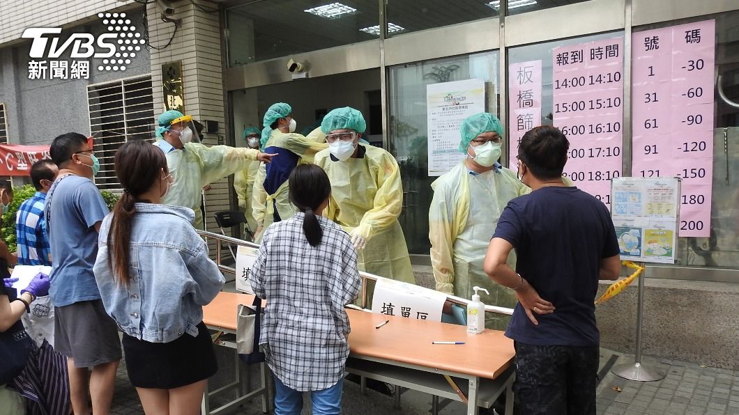 新北聯醫板橋院區設置社區篩檢站，一早號碼牌就提前發放完畢。（圖／中央社）