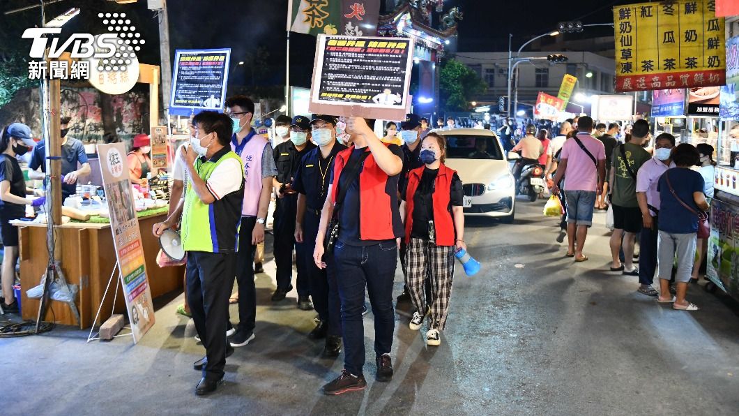 恆春、瑞豐夜市兩樣情 民眾邊走邊吃鎮長宣導仍我行我素