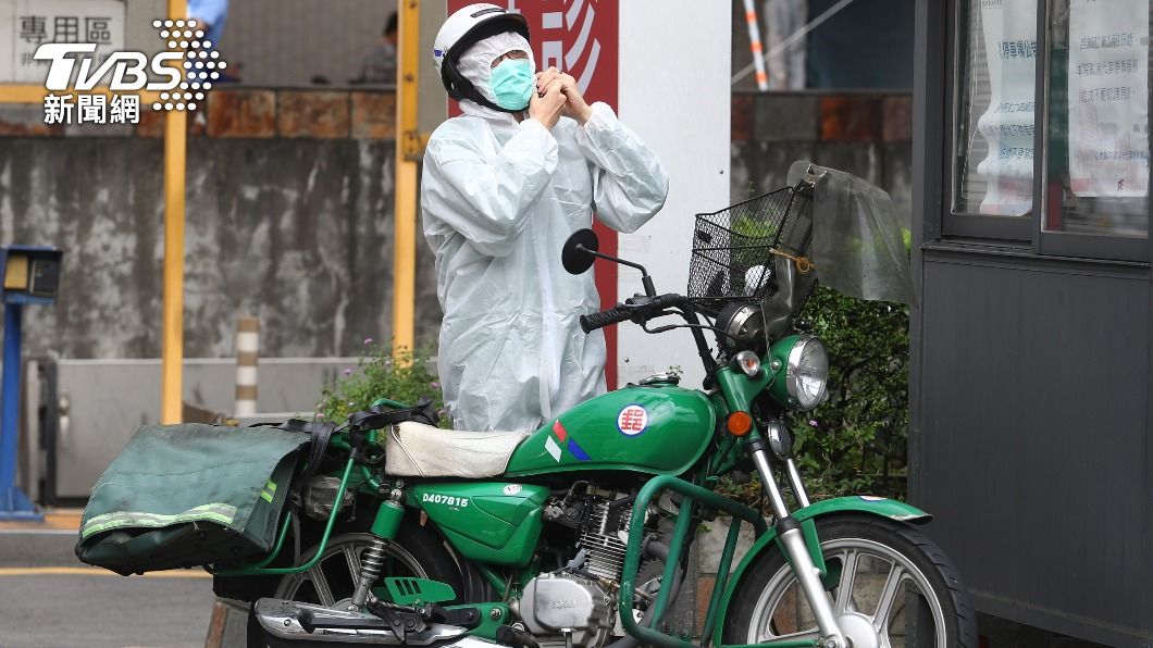 防疫升級!雙北三級警戒 郵差送郵件全副武裝