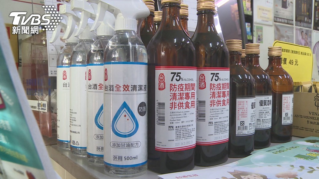 超商買嘸消毒酒精 大媽狠撞玻璃嗆店員:叫物流車等我