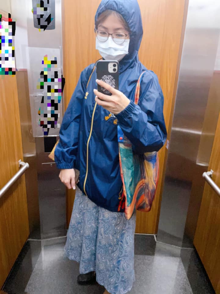 疫情嚴竣,李怡貞出門全副武裝。(圖/翻攝自女人大律師李怡貞臉書)
