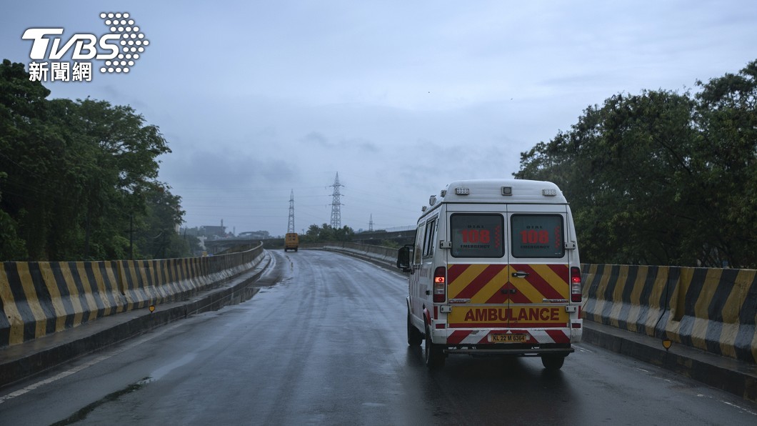 一輛救護車冒著風雨天候運送重症患者(圖/達志影像美聯社)
