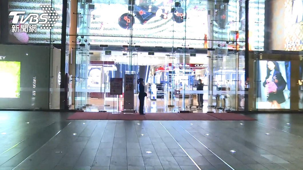各百貨縮短營業時間。(圖/TVBS)