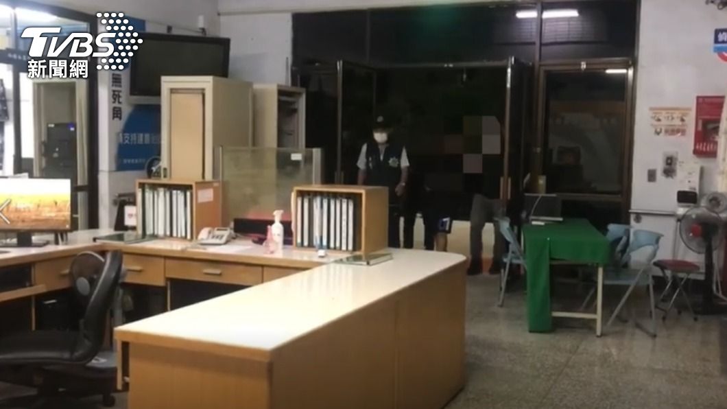 警方依相關法規將他移送。(圖/TVBS)