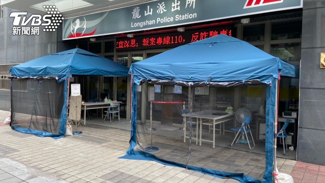 萬華分局設戶外偵訊室。(圖/TVBS)