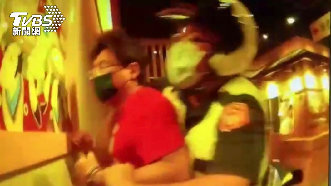 又是你不戴口罩!男逛商場遭勸還嗆聲 警一查竟是通緝犯