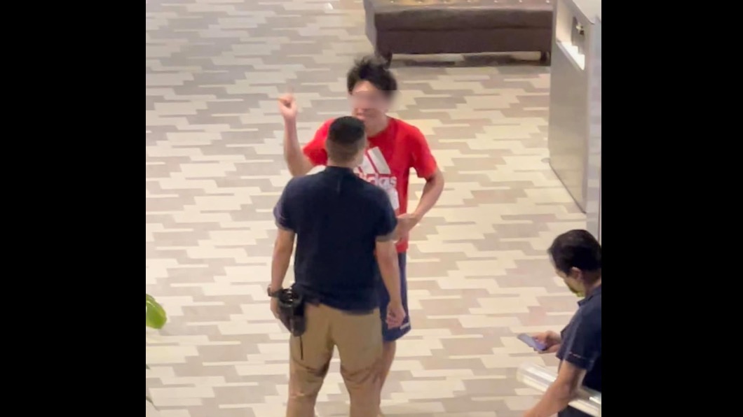 方男不戴口罩與工作人員起爭執。（圖／翻攝自爆料公社）