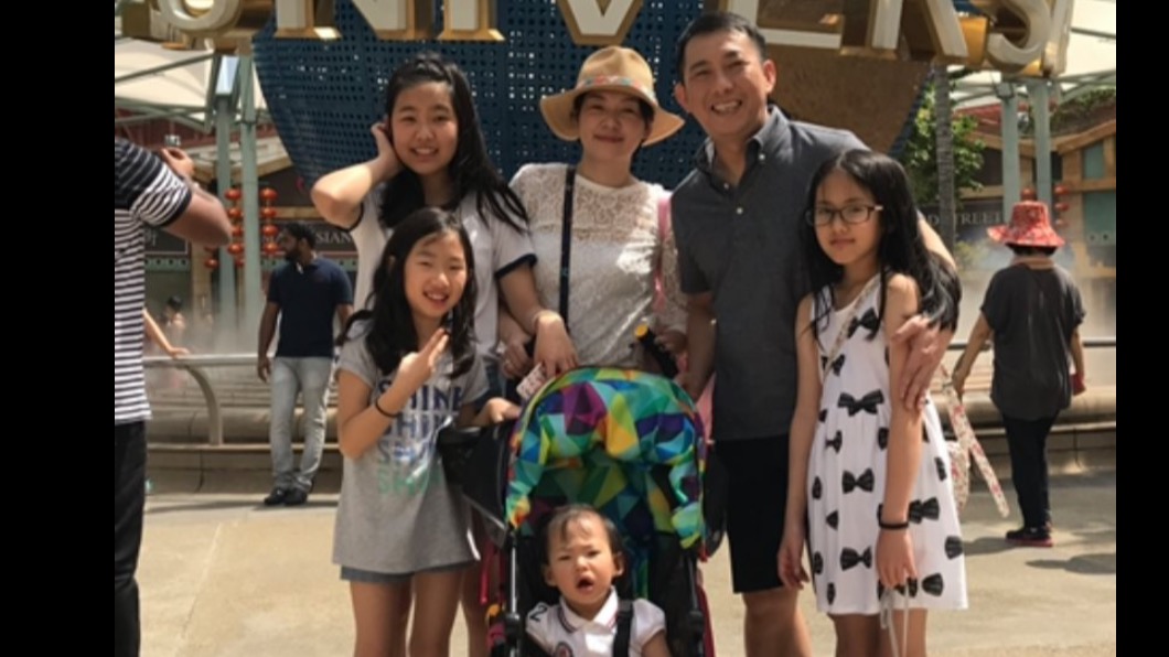屈中恆、Vicky結婚19年,育有四女。(圖/翻攝自開心人妻Vicky臉書)