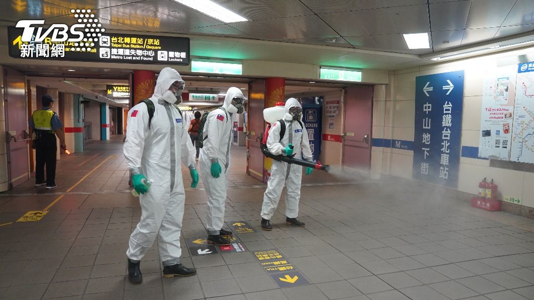 本土疫情升溫　化學兵消毒北市捷運站加強防疫