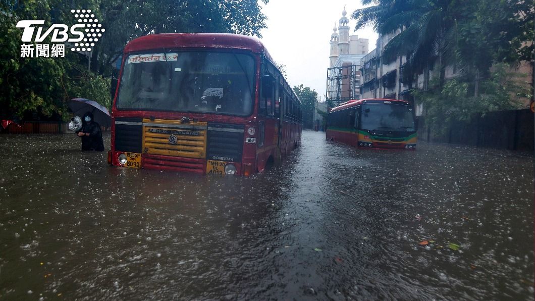 強烈氣旋侵襲印度,街道積水造成一輛公車熄火受困(圖/達志影像美聯社)