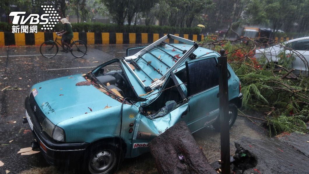 強風夾帶暴雨吹倒大樹,砸中一輛汽車(圖/達志影像美聯社)