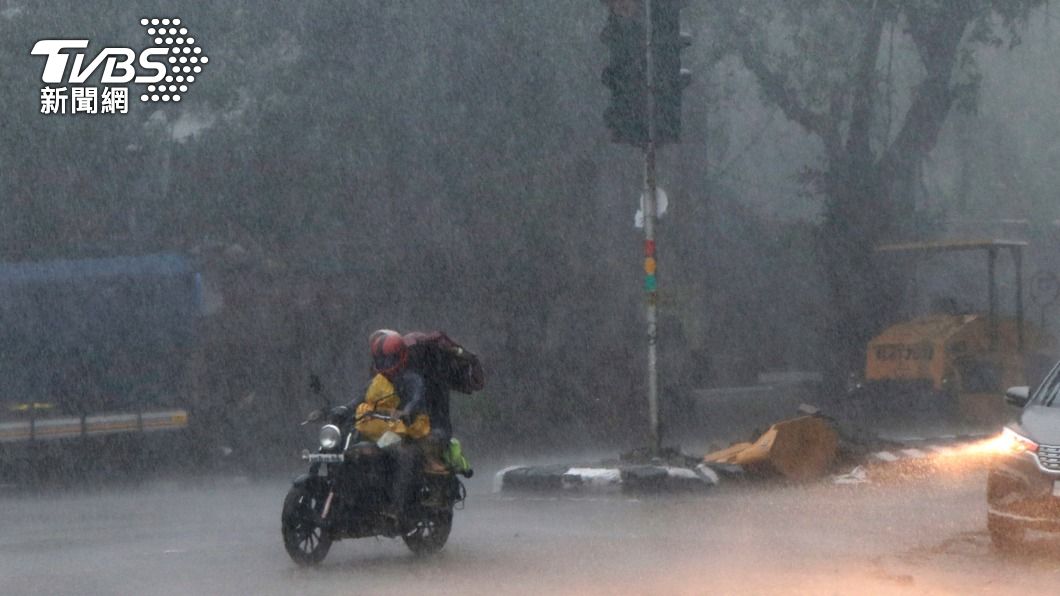 印度民眾頂著強風大雨冒險騎車外出(圖/達志影像美聯社)