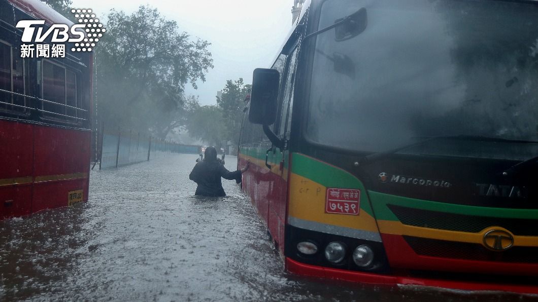 大雨造成孟買道路嚴重積水,許多公車困在水中無法發動(圖/達志影像美聯社)