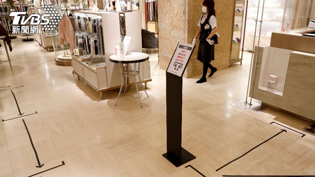 歸類在生活必需品類的服飾店。（圖／達志影像路透社）