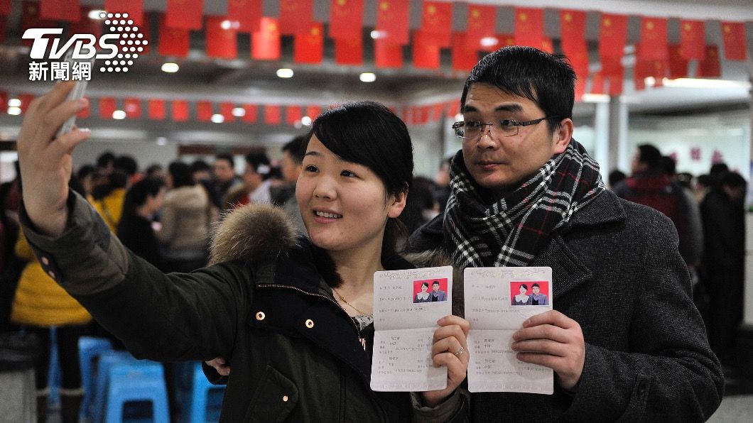 大陸近年來結婚率持續下滑,年輕人大多因為無法負擔都市生活,不願結婚。(示意圖/達志影像路透社)