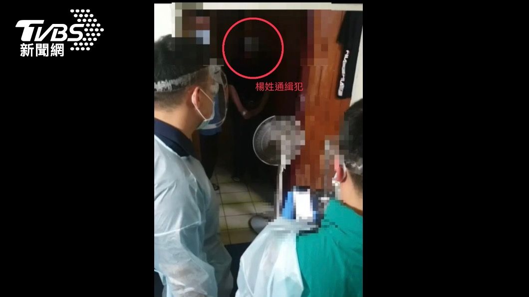 警方到場時楊男戴口罩在家。(圖/TVBS)