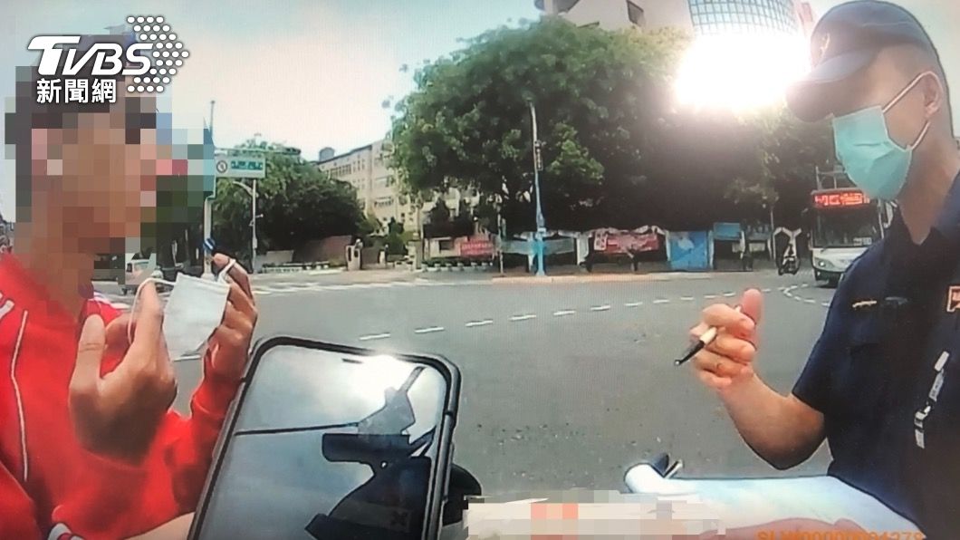 男子騎車未戴口罩遭告發。(圖/TVBS)