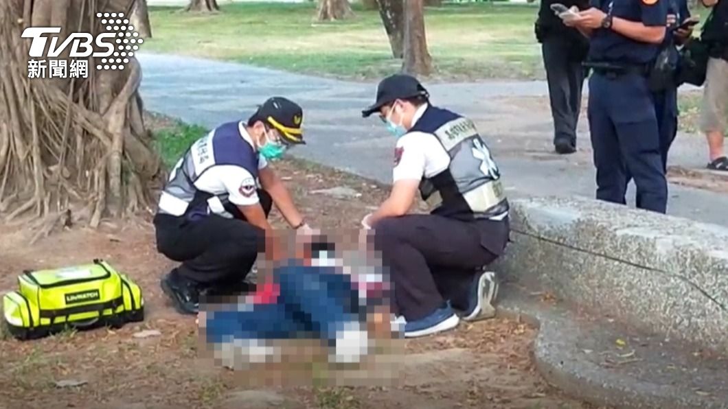 中央公園晨運驚見男腹部插刀倒草地 民眾嚇壞急報警