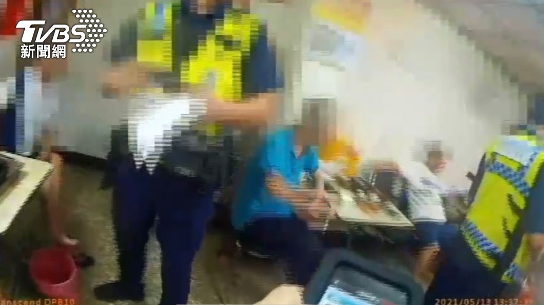 警方到清茶室臨檢。(圖/TVBS)