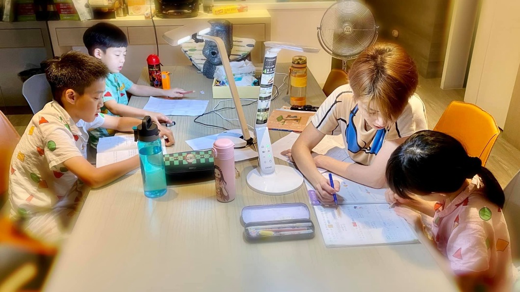 徐小可3個小孩已自主學習6天。(圖/翻攝自白吉勝&徐小可 Love 白宮這一家臉書)