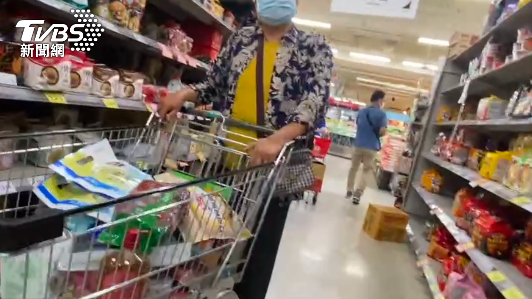 民眾前往賣場購買物資。(圖/TVBS)