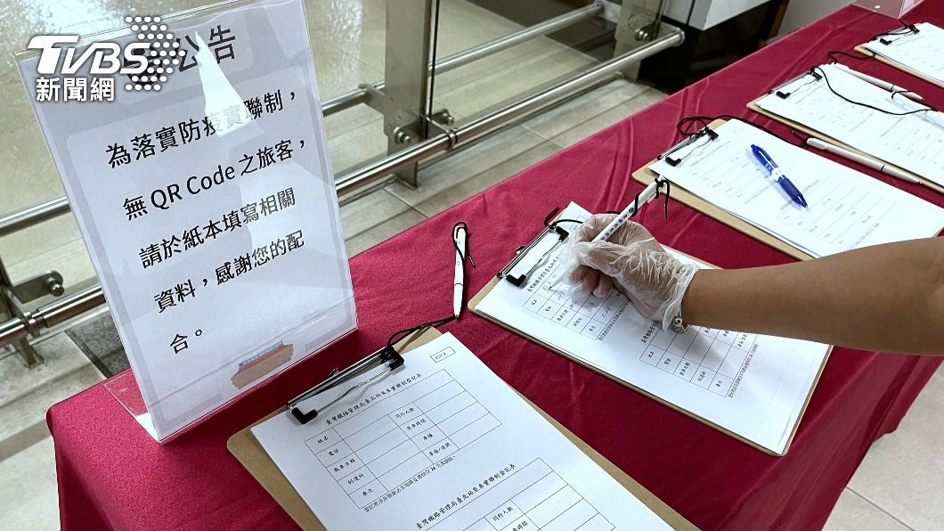 無QR Code的旅客須紙本填寫個人資料。(圖/中央社)