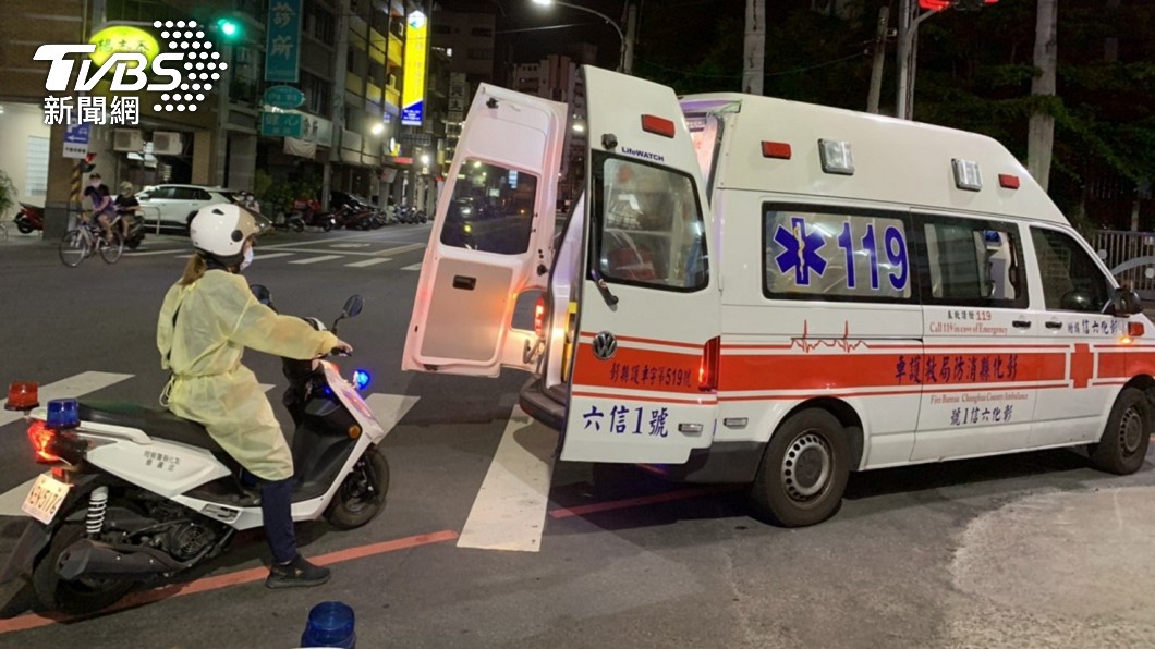 越南籍女子被查獲時體溫達到37.7度,警方不敢大意即刻送往彰基快篩。(圖/TVBS)