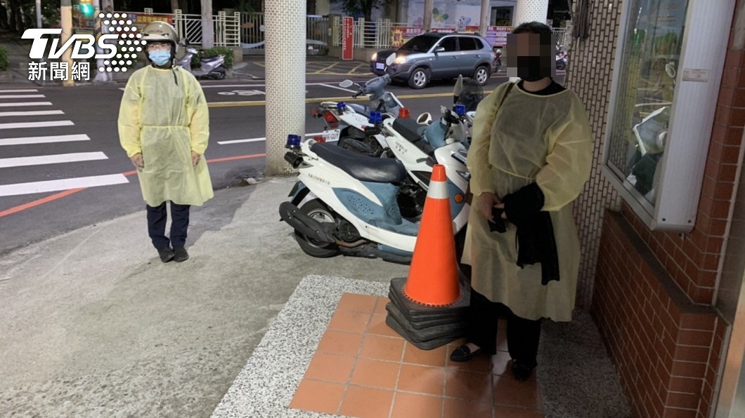所幸快篩結果為陰性,嫖客和處理員警都鬆了一口氣。(圖/TVBS)